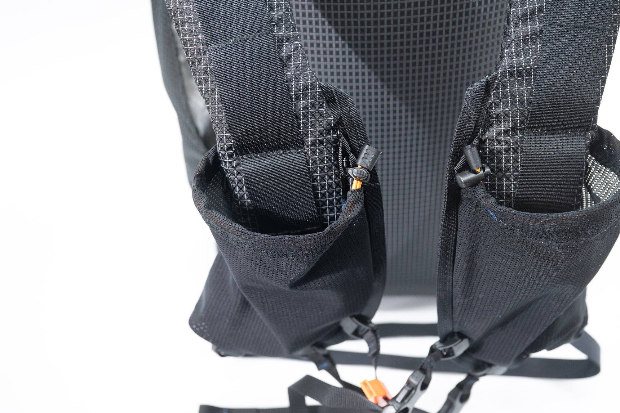 ショルダーへボトルホルダーを装備。最大1Lペットボトルを入れてカウンターバランスとなります。サングラスや行動食の収納にも最適です。